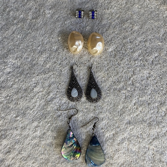 Vintage and Costume Jewelry Lot with Earrings, Necklaces, and Bracelets [1 lb] A - Picture 3 of 6